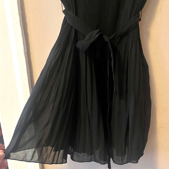 🏷️ Abercrombie & Fitch black pleated sleeveless mini dress with waist tie belt - Picture 4 of 17